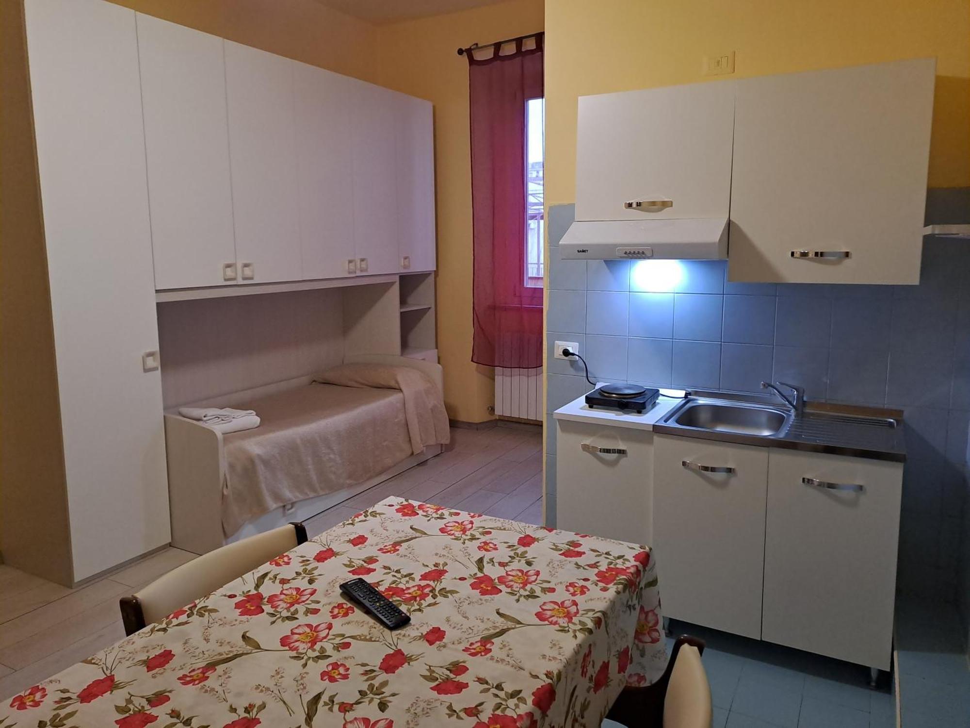 Giappone Inn Flat Ливорно Екстериор снимка