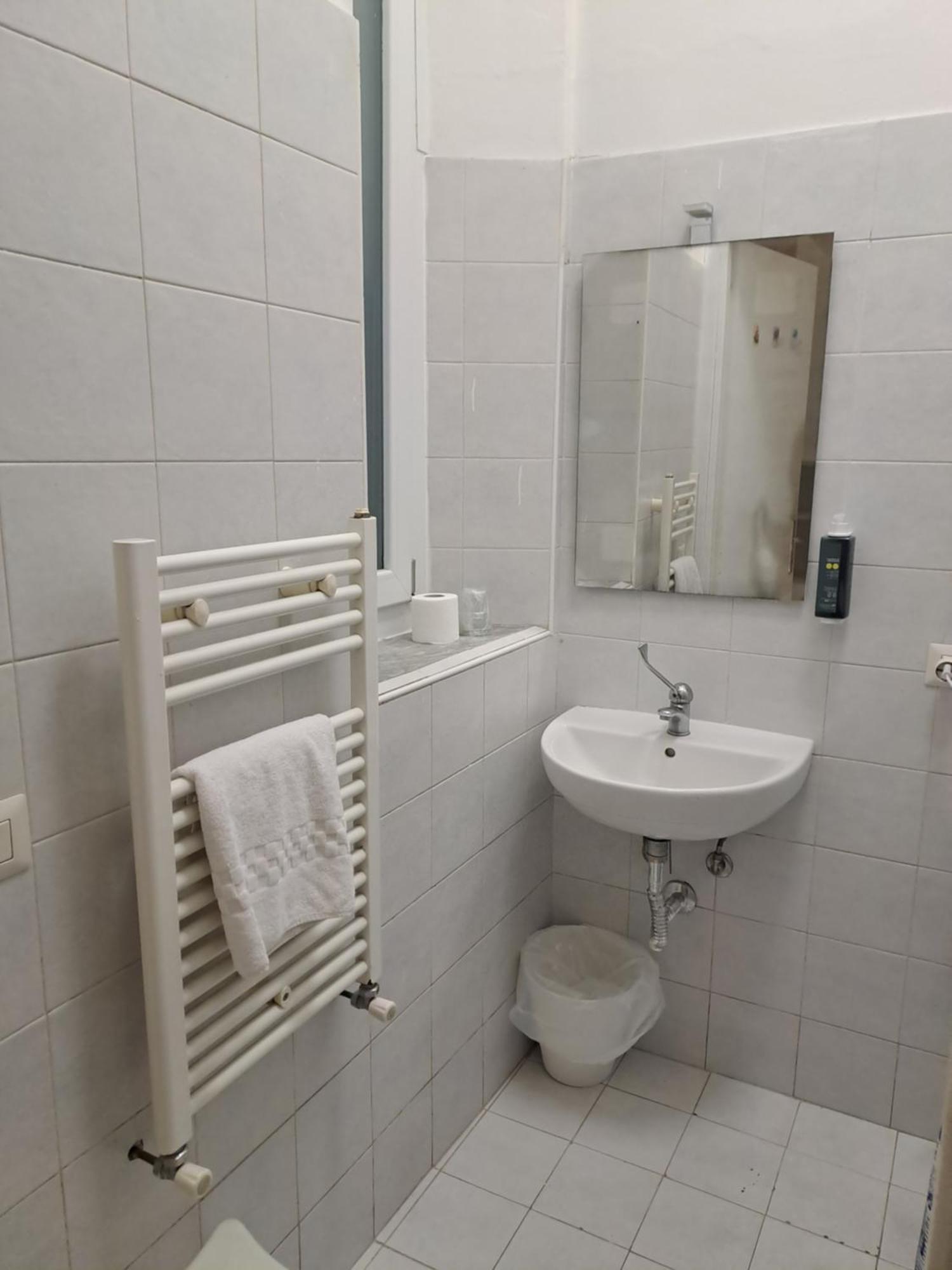 Giappone Inn Flat Ливорно Екстериор снимка